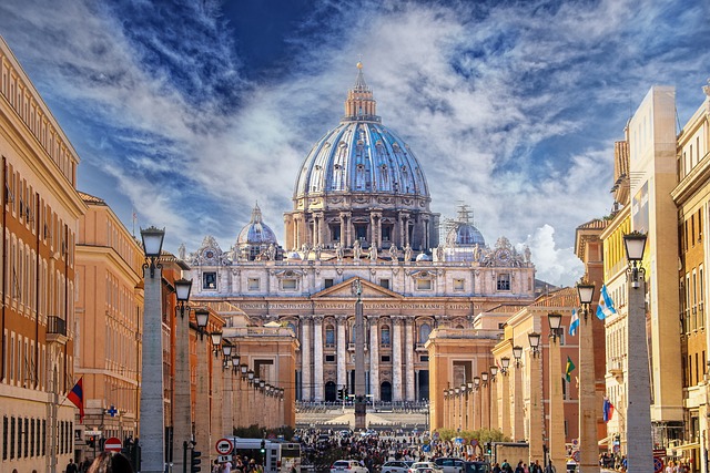 Vaticaanstad, de kleinste onafhankelijke staat ter wereld, is een plaats van immense betekenis voor zowel religie als geschiedenis. Hier bevindt zich het hart van de katholieke kerk, met de majestueuze Sint-Pietersbasiliek en het imposante Vaticaanse Musea, die enkele van 's werelds meest beroemde kunstwerken huisvesten, waaronder de Sixtijnse Kapel, versierd door Michelangelo. Hoewel het oppervlakte klein is, is de culturele en spirituele invloed van Vaticaanstad onmiskenbaar, en het is een plaats die pelgrims en bezoekers van over de hele wereld blijft fascineren.